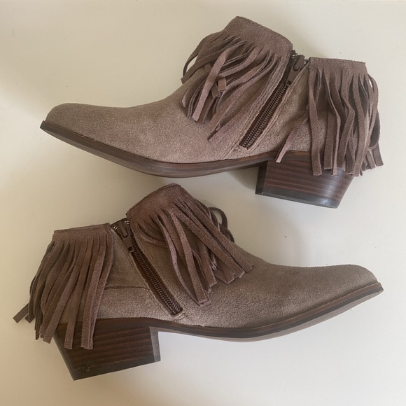 Steve Madden Patzee Suede Low Heel Fringe Ankle Booties Size 8 NWOT w/ Defects - Picture 10 of 16